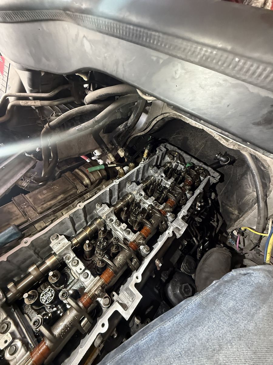 Diesel engine with the valve cover off